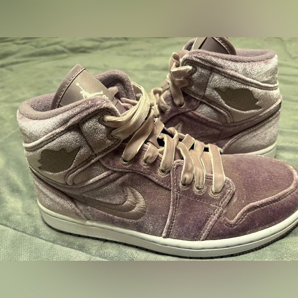 Air Jordan 1 Mid SE, Purple Velvet, Size 7, NEW